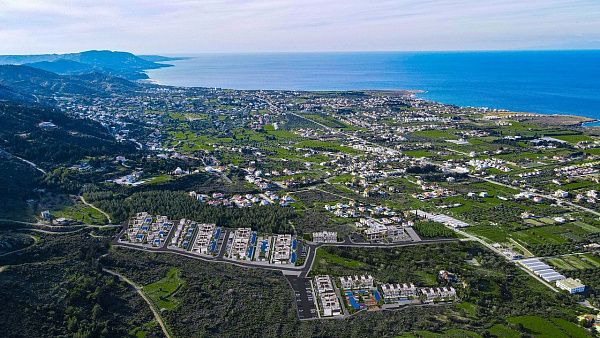 Студия 60 м2 с собственным садом 10 м2 в новом комплексе с видом на море и горы 