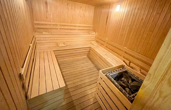 4-комнатные апартаменты 136 м2 с мебелью и техникой в центре Кирении