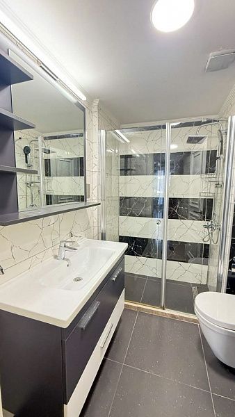4-комнатные апартаменты 136 м2 с мебелью и техникой в центре Кирении