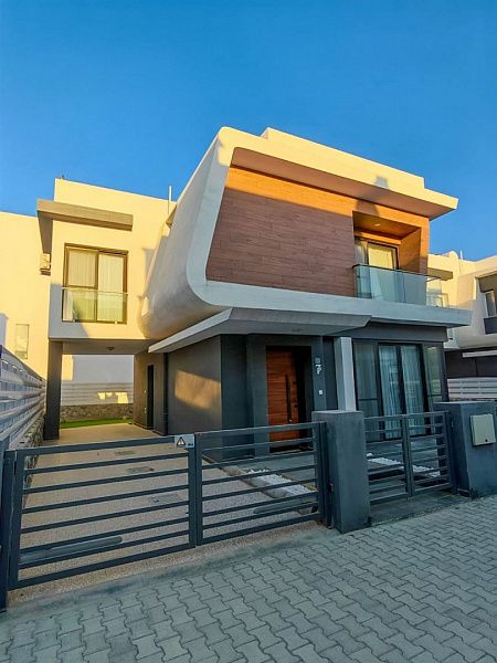 4-комнатная вилла 160 м2 с участком и террасой в 350 метрах от пляжа