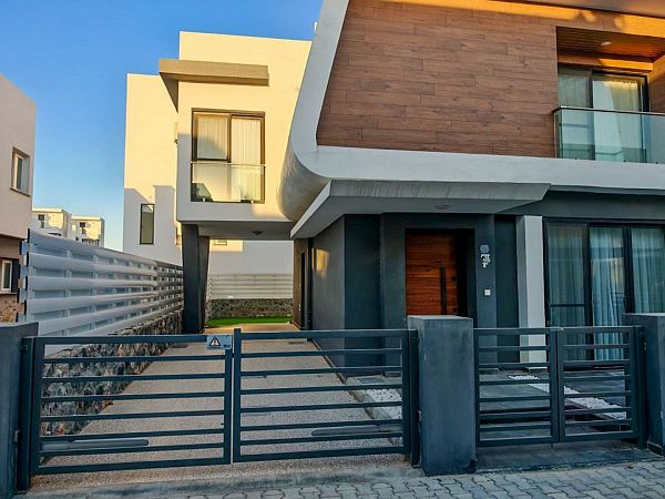 4-комнатная вилла 160 м2 с участком и террасой в 350 метрах от пляжа