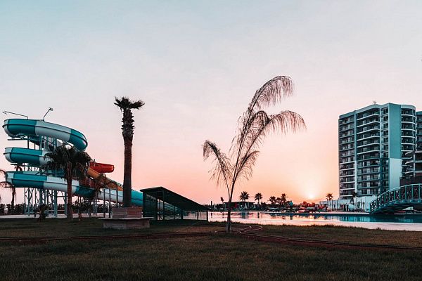 Cтудия 56 м2 с балконом в курортном комплексе 5-звёздочного уровня