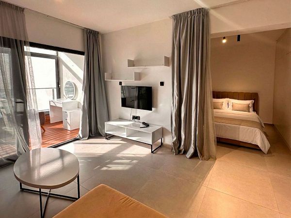 Студия 52 м2 с балконом 8 м2, мебелью и техникой в курортном комплексе