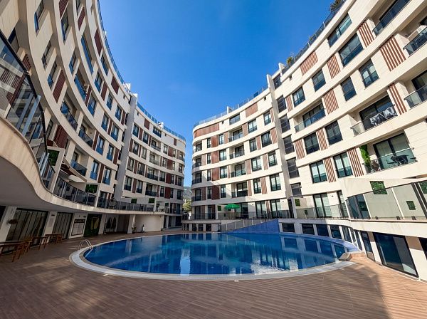 4-комнатные апартаменты 136 м2 с мебелью и техникой в центре Кирении